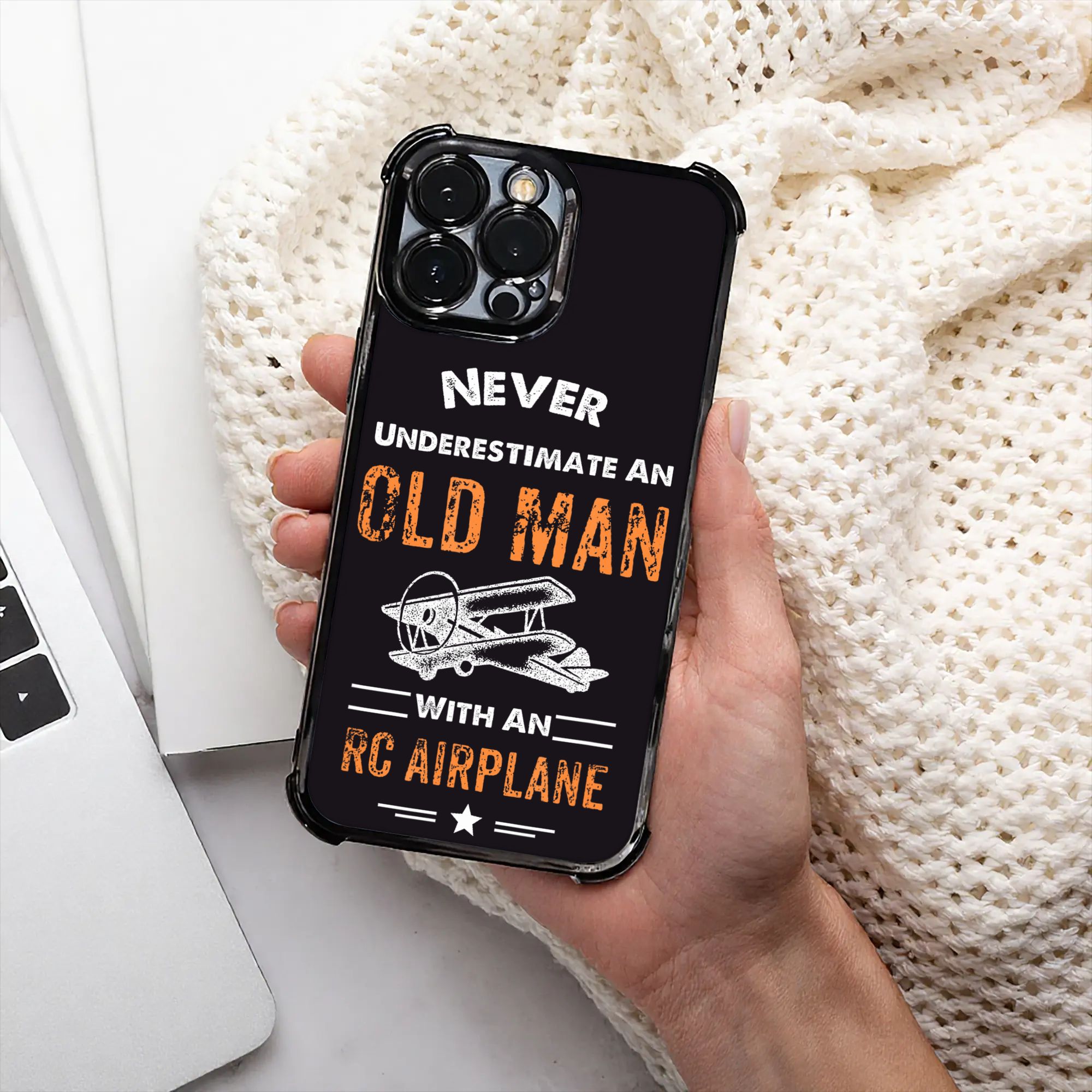 Never Underestimate An Old Man - Phone Cases Arc recension och pris